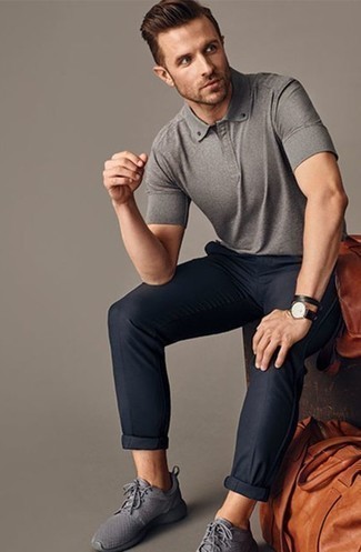 Как носить серую футболку-поло с серыми кроссовками мужчине