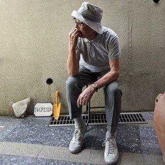 Как носить серую футболку-поло с серыми низкими кедами из плотной ткани мужчине