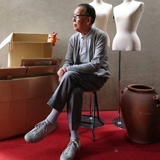 Как носить серую футболку-поло с серыми низкими кедами из плотной ткани мужчине