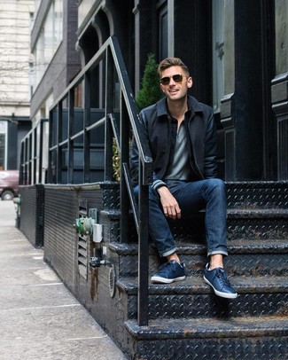 Какие джинсы носить с серой футболкой-поло мужчине