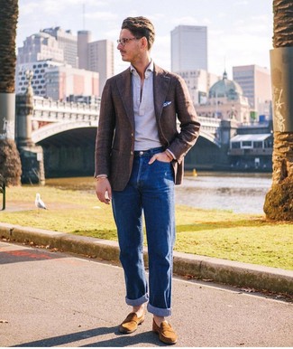 Какие джинсы носить с серой футболкой-поло мужчине