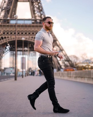 Какие джинсы носить с серой футболкой-поло мужчине