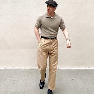 Как носить серую футболку-поло с светло-коричневыми брюками чинос