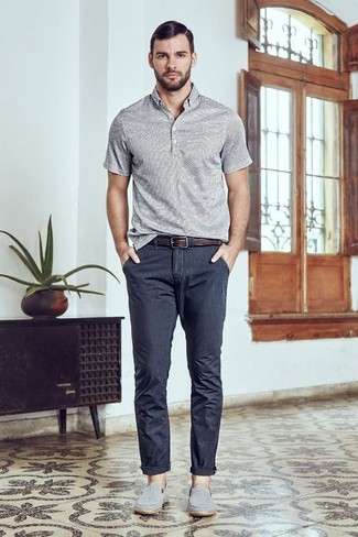 Какие лоферы носить с серой футболкой-поло мужчине