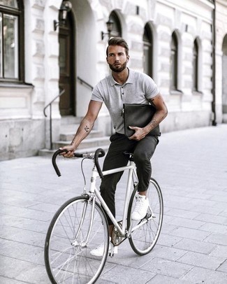 Какие низкие кеды носить с серой футболкой-поло мужчине