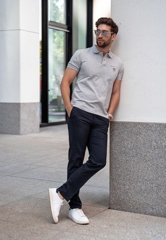 Какие низкие кеды носить с серой футболкой-поло мужчине