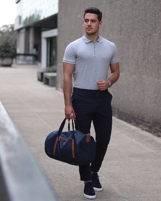 Какие низкие кеды носить с серой футболкой-поло мужчине