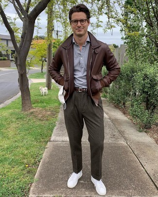 Какие низкие кеды носить с серой футболкой-поло мужчине