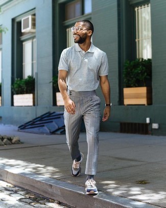 Как носить серую футболку-поло с разноцветными кроссовками мужчине