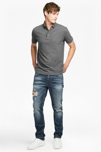 Как носить серую футболку-поло с темно-синими рваными джинсами мужчине