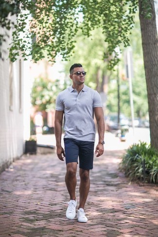 Как носить серую футболку-поло с темно-синими шортами мужчине