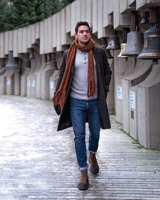 Как носить серый свитер с воротником поло с синими джинсами мужчине