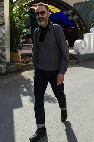 Какие джинсы носить с серым свитером с воротником поло мужчине