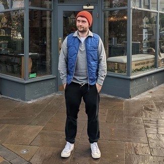 С чем носить серый свитер с воротником поло мужчине