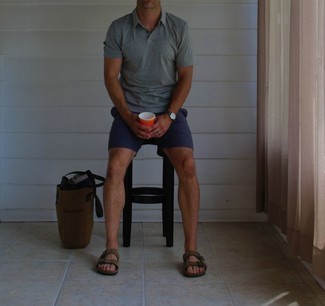 Какие шорты носить с серой футболкой-поло мужчине