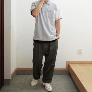 Как носить серую футболку-поло с белыми низкими кедами из плотной ткани мужчине