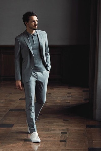 Как носить серую футболку-поло с белыми низкими кедами мужчине