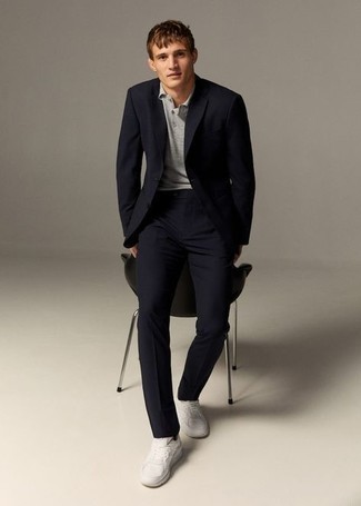 Как носить серую футболку-поло с белыми низкими кедами мужчине