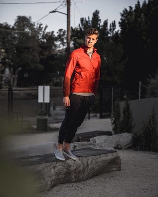 Какие ветровки носить с серой футболкой-поло мужчине