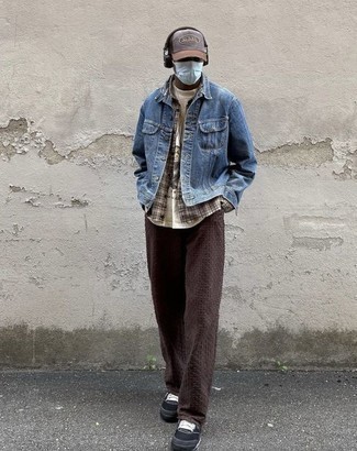 С чем носить серую бейсболку с принтом мужчине