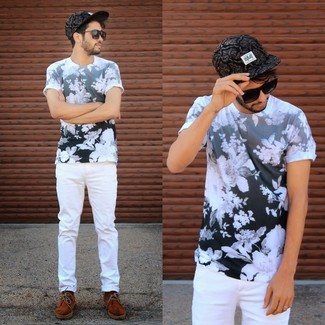 С чем носить серую бейсболку с принтом мужчине