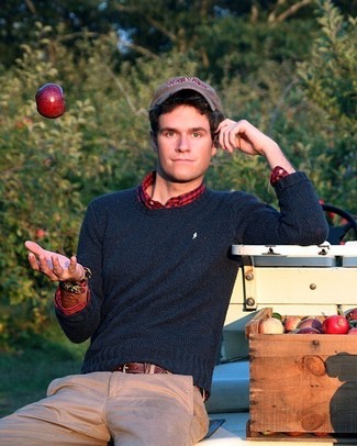 С чем носить серую бейсболку с принтом мужчине