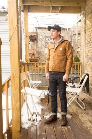 С чем носить серую бейсболку с принтом мужчине