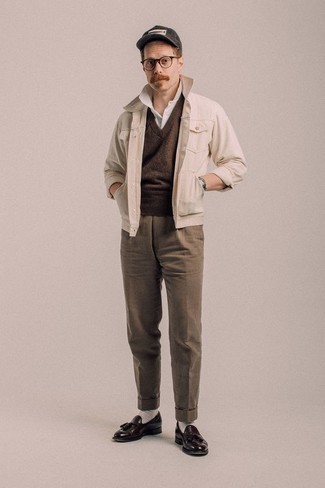 С чем носить серую бейсболку с принтом мужчине