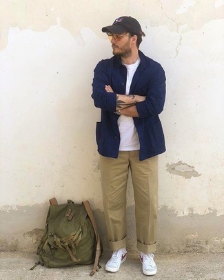 С чем носить серую бейсболку с принтом мужчине