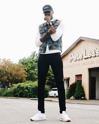 С чем носить серую бейсболку с принтом мужчине