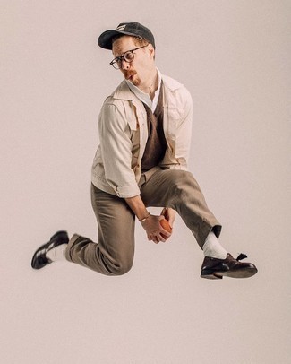 С чем носить серую бейсболку с принтом мужчине