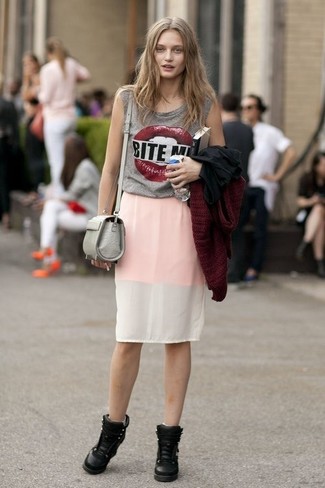 С чем носить серую блузку с принтом