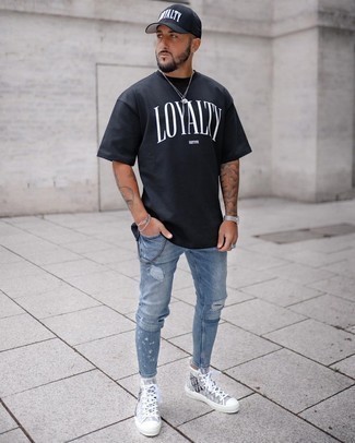 С чем носить серые высокие кеды из плотной ткани с принтом мужчине