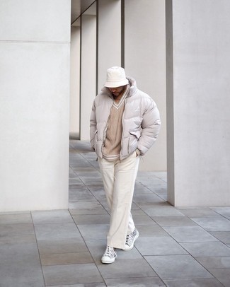 С чем носить серые высокие кеды из плотной ткани с принтом мужчине