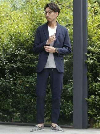 С чем носить серые слипоны из плотной ткани с принтом мужчине