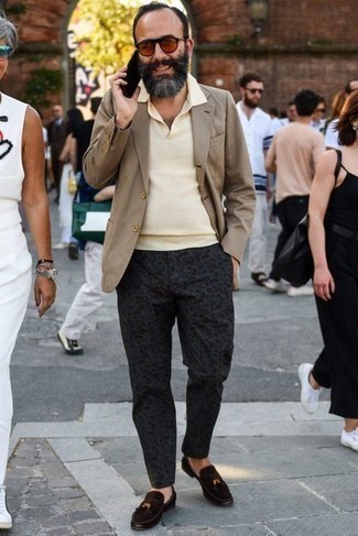 С чем носить серые брюки чинос с принтом