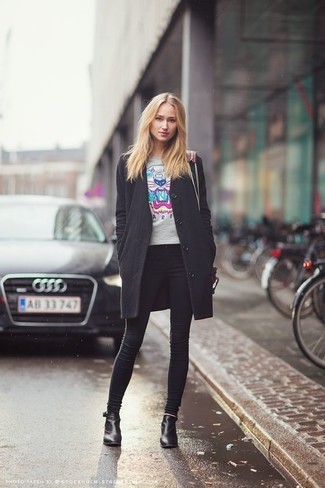 С чем носить серый свитер с круглым вырезом с принтом женщине