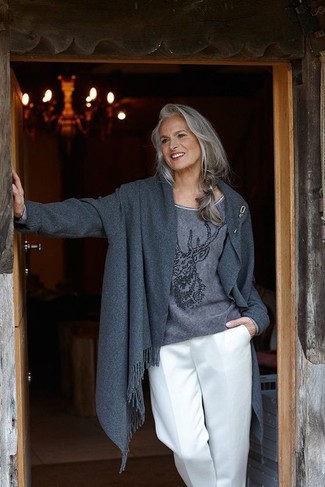 С чем носить серый свитер с круглым вырезом с принтом женщине