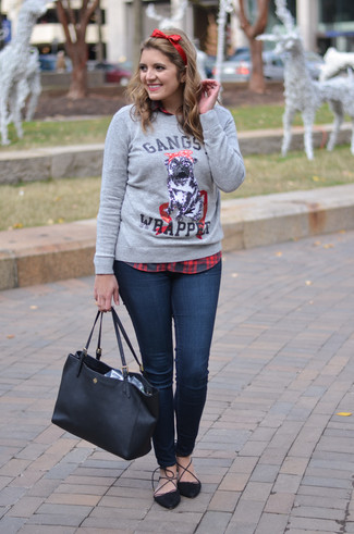 С чем носить серый свитер с круглым вырезом с принтом женщине