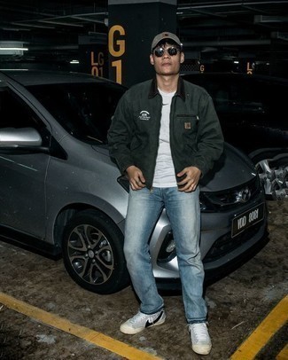 С чем носить серые высокие кеды с принтом мужчине