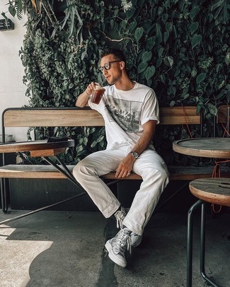 С чем носить серые высокие кеды с принтом мужчине