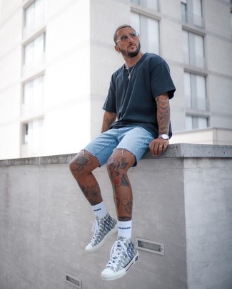 С чем носить серые высокие кеды с принтом мужчине