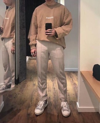 С чем носить серые высокие кеды с принтом мужчине