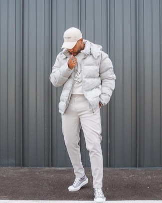 С чем носить серые высокие кеды с принтом мужчине