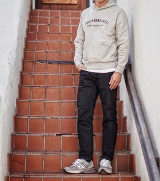 С чем носить серый худи с принтом мужчине