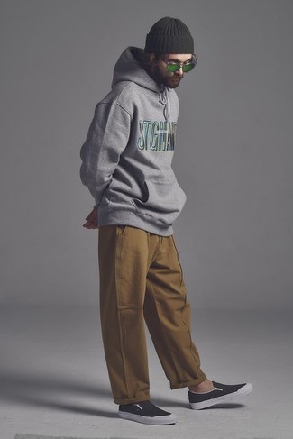 С чем носить серый худи с принтом мужчине