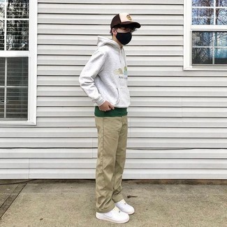 С чем носить серый худи с принтом мужчине