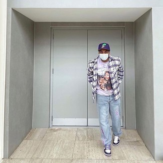 С чем носить серые джинсы с принтом мужчине