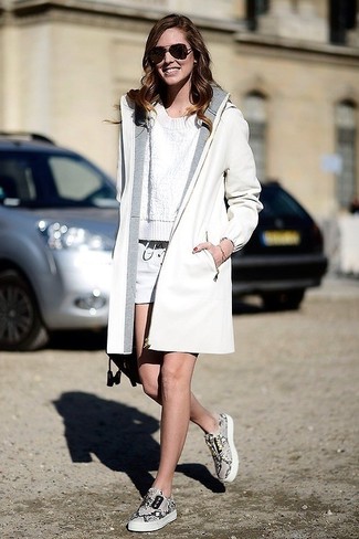 С чем носить серые низкие кеды с принтом женщине