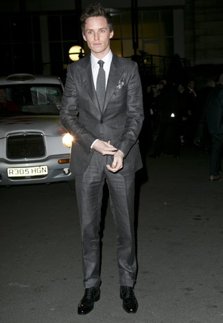 С чем носить серый нагрудный платок с принтом